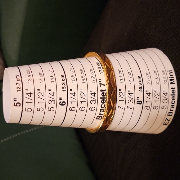 AVON Bangle Bracelet - Picture 1 of 4